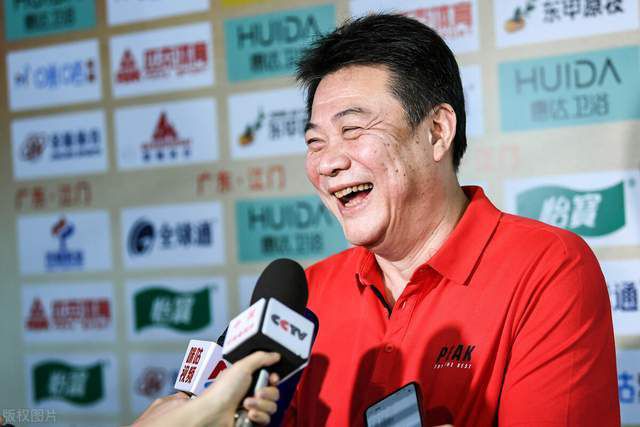 教练必须时刻关注即将发生的事情，要着眼于未来，而不是纠结于已经发生的事情。